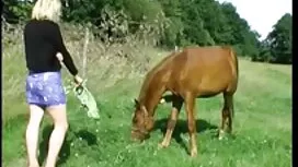 Mädchen mit großen T ...