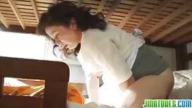 Ein Mädchen mit eine ...
