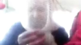 Der Mann trägt die v ...