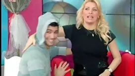 Ehemann trinkt Milch ...
